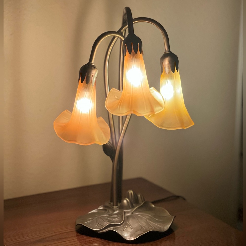 Lamp Meyda Tiffany Lighting 
Amber Pond Lily Light Table Lamp